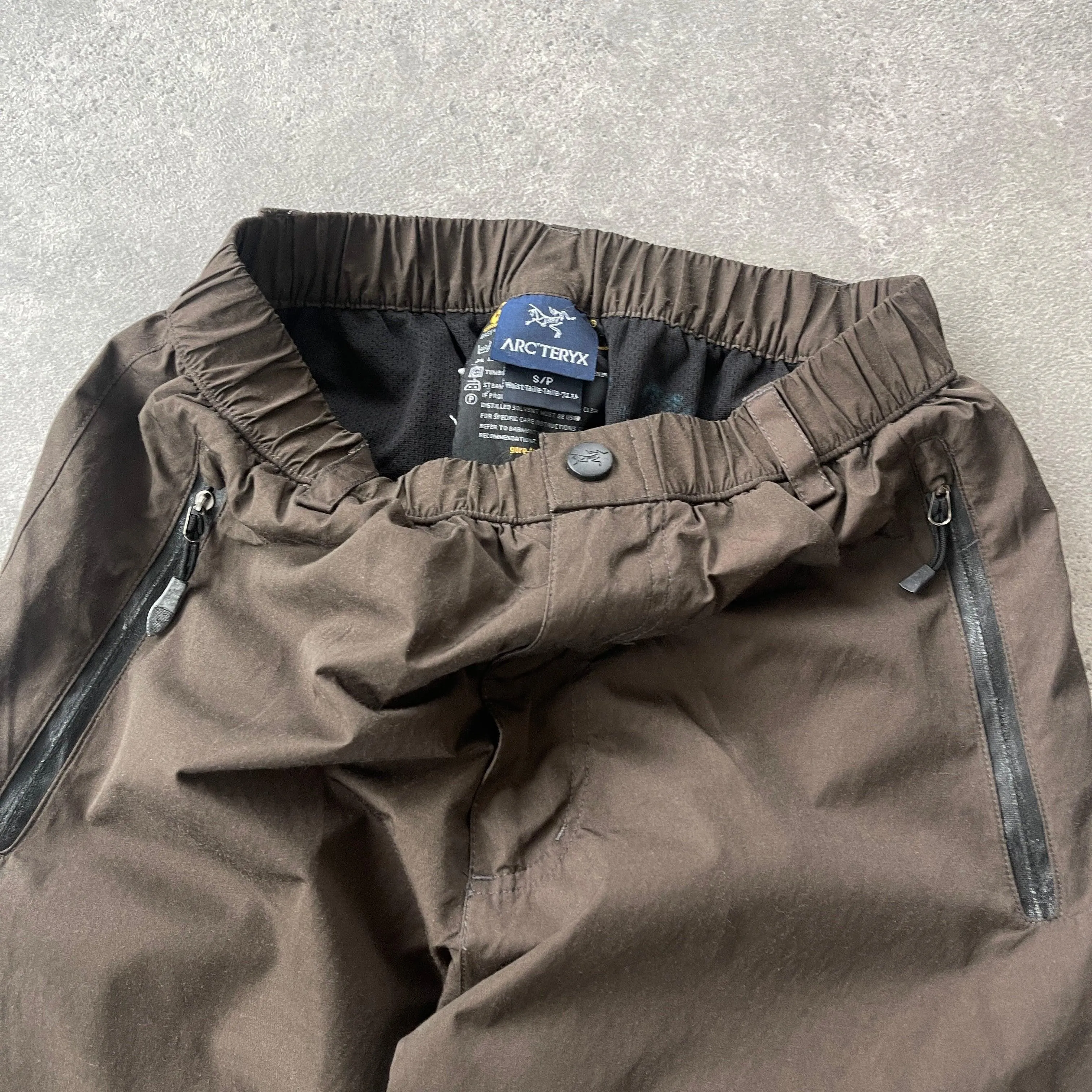 Arc’teryx RARE 2000s goretex technical trousers (S)